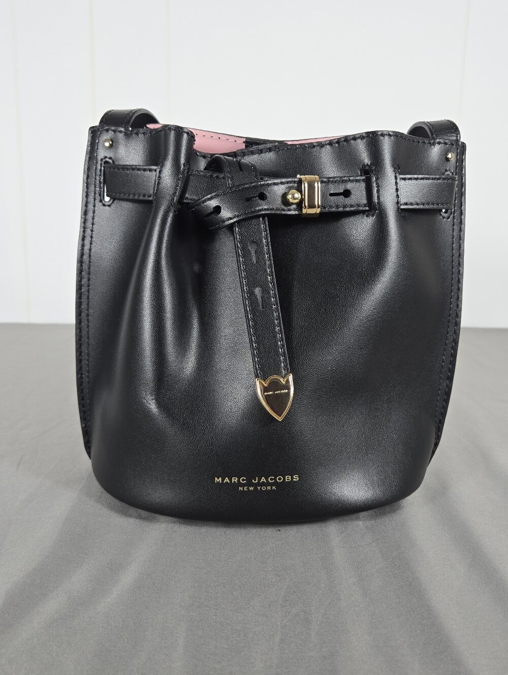 Marc Jacobs Iconic Bucket Bag Luxury Elegant Leather Timeless Black Travel
